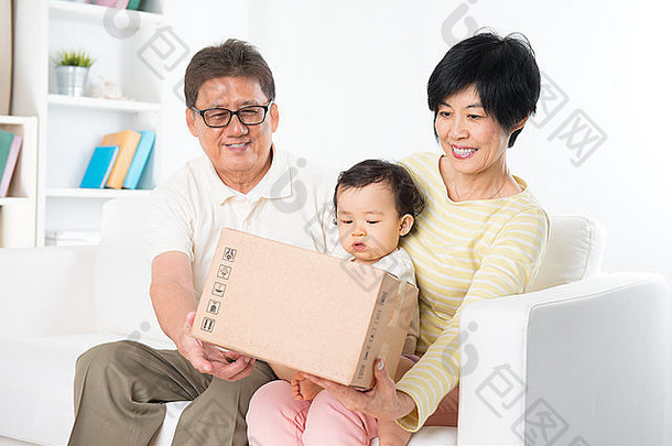 亚洲家庭收到了表达快递包裹开放首页爷爷奶奶孙子生活生活方式室内