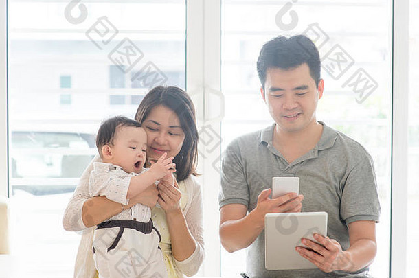中国男人。扫描代码聪明的电话亚洲家庭首页自然生活生活方式在室内