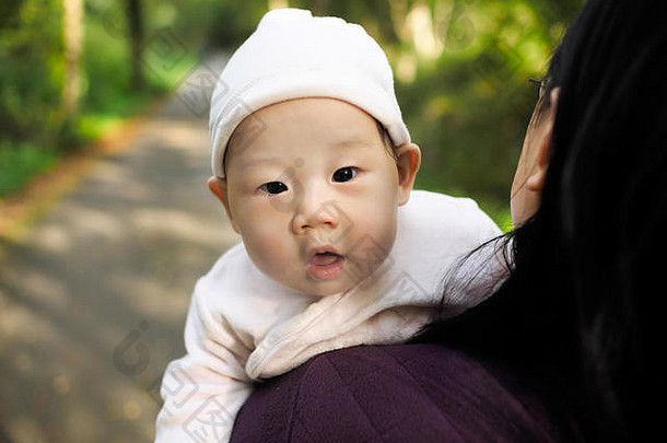 亚洲妈妈婴儿户外公园