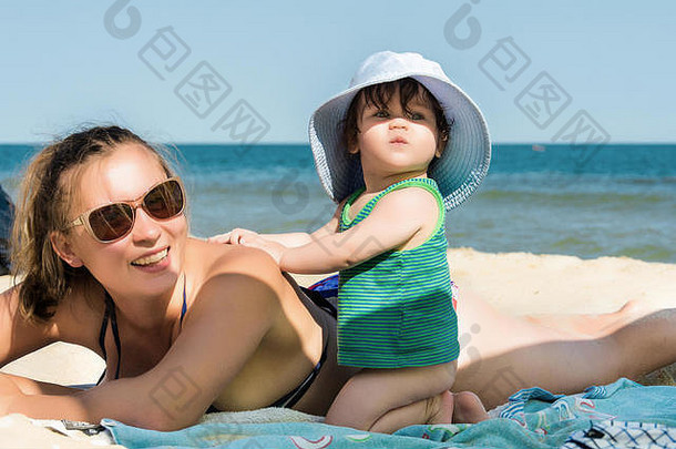 美丽的妈妈女儿休息乌克兰海滩