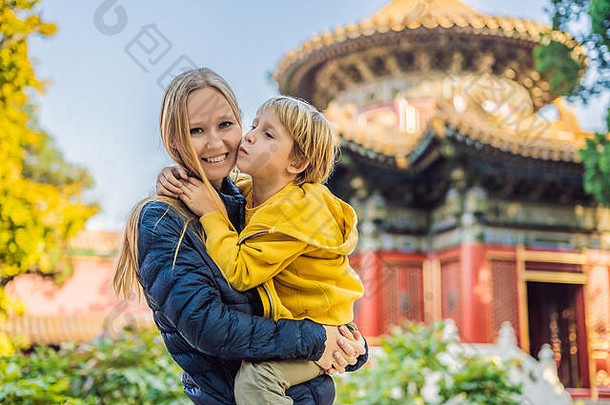 享受假期中国妈妈儿子被禁止的城市旅行中国孩子们概念显示免费的交通小时小时中国