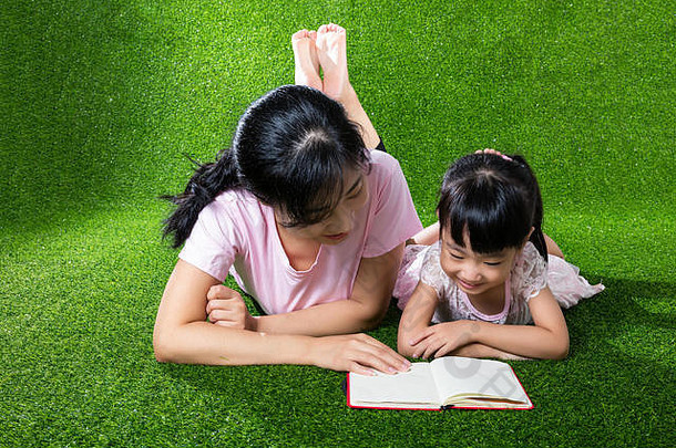 亚洲中国人妈妈。女儿说谎草阅读书户外公园