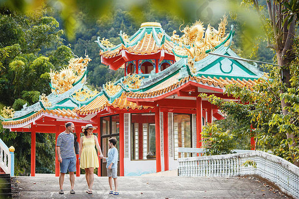 家庭享受的观点美丽的中国人寺庙KOHPhangan岛