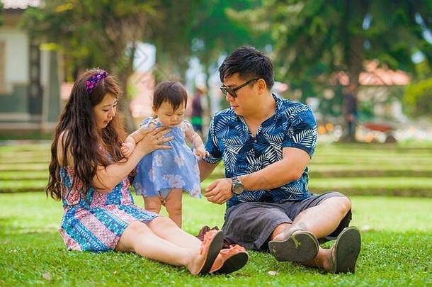 年轻的快乐爱的亚洲日本家庭父母甜蜜的婴儿女儿城市公园父亲采取自拍图片移动方