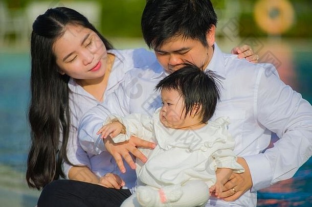 生活方式肖像年轻的快乐的甜蜜的妻子丈夫夫妇妈妈。父亲持有女儿亚洲朝鲜文家庭享受