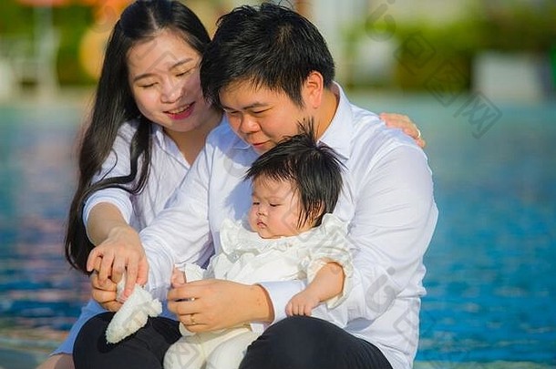 生活方式肖像年轻的快乐的甜蜜的妻子丈夫夫妇妈妈。父亲持有女儿亚洲朝鲜文家庭享受