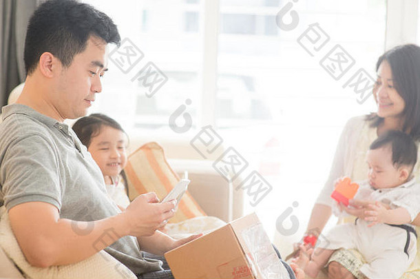 中国人人扫描代码聪明的电话快乐亚洲家庭首页自然生活生活方式在室内