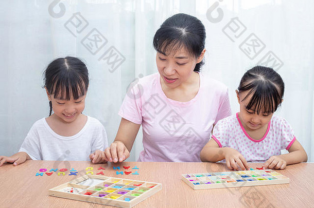 亚洲中国人家庭玩色彩斑斓的木字母玩具首页