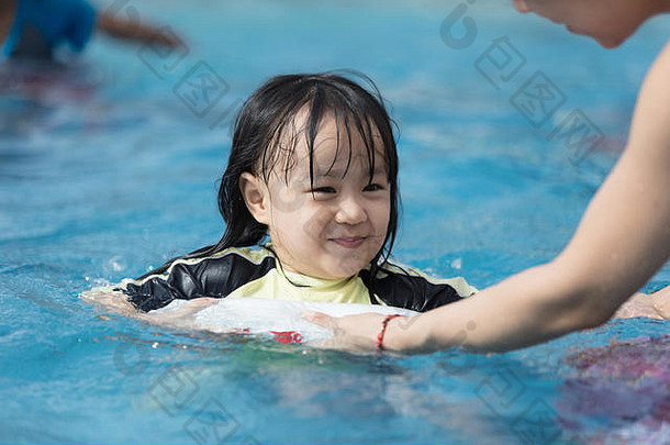 亚洲中国人家庭玩游泳池户外