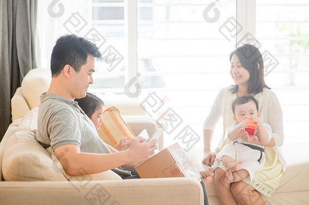 中国人男人。扫描代码聪明的电话快乐亚洲家庭首页自然生活生活方式在室内