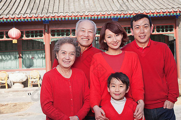 multi-generation家庭传统的中国人院子里
