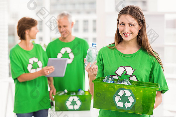 微笑生态的女人持有回收盒子