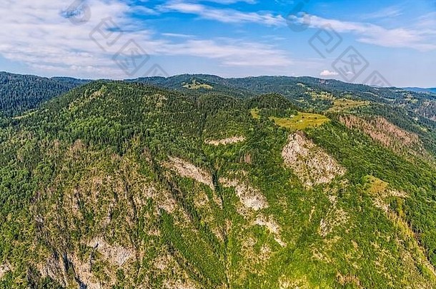 黑山共和国山直升机空中视图