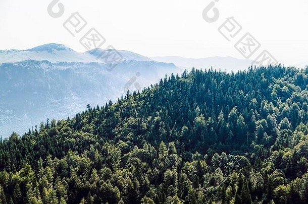 黑山共和国山直升机空中视图