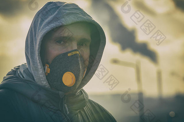 男人。穿真正的反污染的anti-smog病毒脸面具密集的烟雾空气