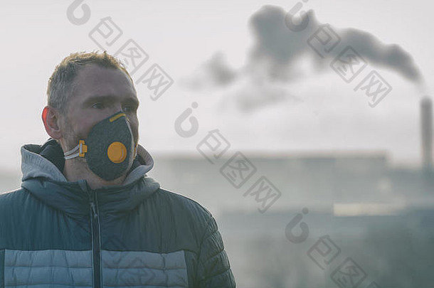 男人。穿真正的反污染的anti-smog病毒脸面具密集的烟雾空气