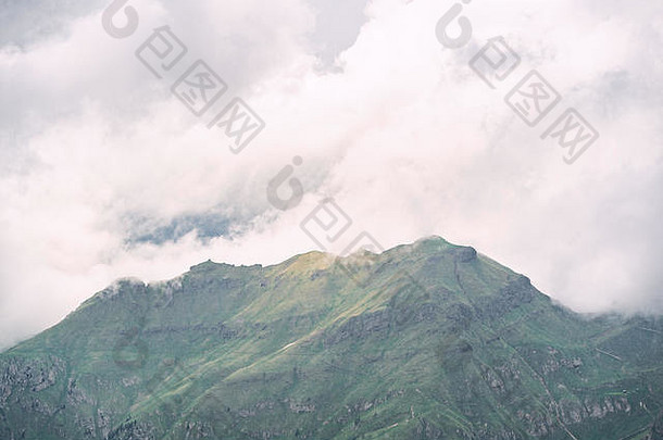 风景优美的阿尔卑斯山脉绿色森林山山