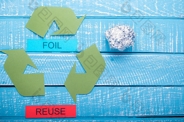 回收概念显示绿色回收标志箔重用蓝色的饱经风霜的背景