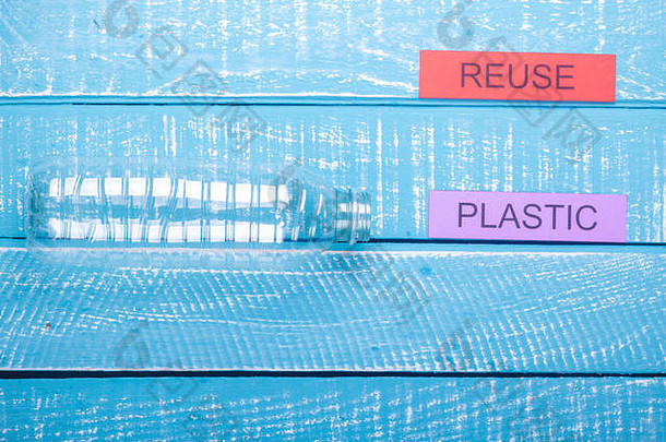 回收概念显示塑料重用蓝色的饱经风霜的背景