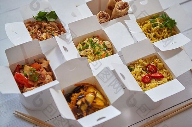 亚洲交付食物概念纸盒子白色木表格