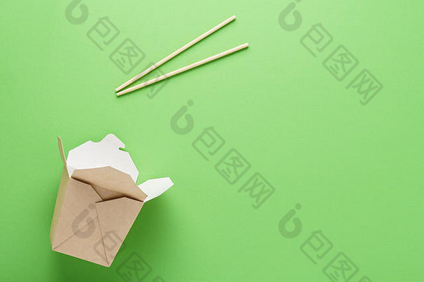 开放空卡夫纸盒子筷子绿色背景食物交付概念复制空间