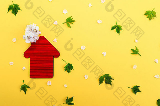 红色的玩具房子白色花黄色的背景绿色叶子真正的房地产业务概念空间文本负担得起的住房家庭