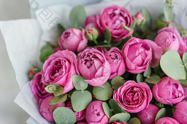 玫瑰有雾的泡沫花束花粉红色的玫瑰金属花瓶破旧的别致的首页装饰花店花商店