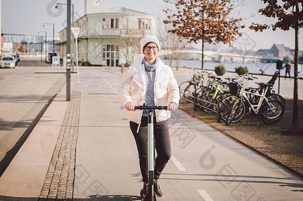旅游女人租金电踏板车丹麦资本哥本哈根女持有操舵列旋钮电踢踏板车处理街
