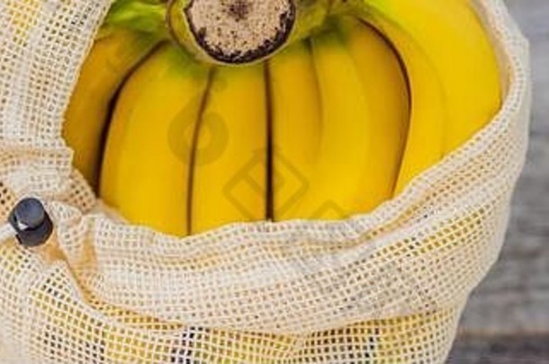 香蕉可重用的袋时尚的木厨房表面浪费概念塑料免费的概念健康的清洁吃饮食排毒夏天