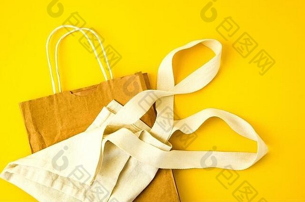 自然可重用的亚麻织物工艺纸袋购物黄色的背景复制空间
