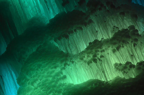 巨大的冰冰柱片段大块冰冻瀑布水蓝色的冰洞穴背景冻流瀑布