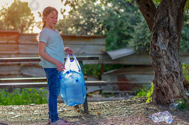 年轻的十几岁的女孩回收塑料瓶孩子<strong>志愿者</strong>垃圾袋清洁公园在户外