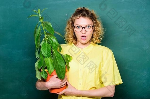 女孩学习植物学校类学校自然研究老师女人眼镜生物学教训树知识环境教育惊讶学生女孩植物黑板上