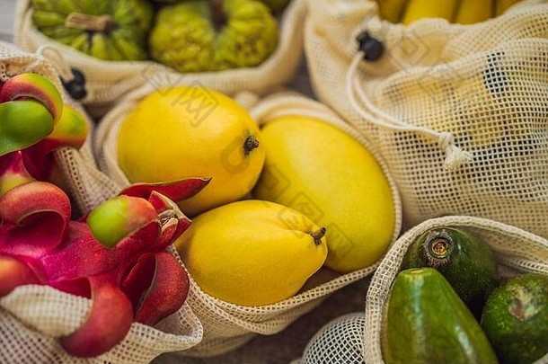 <strong>水果</strong>可重用的袋时尚的木厨房表面浪费概念塑料免费的概念健康的清洁吃饮食排毒夏天