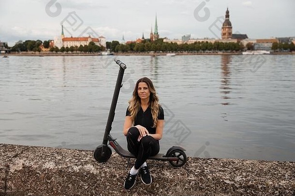 适合女人电踏板车河城市背景拍摄现代运输小工具受欢迎的未来主义的设备年轻的人