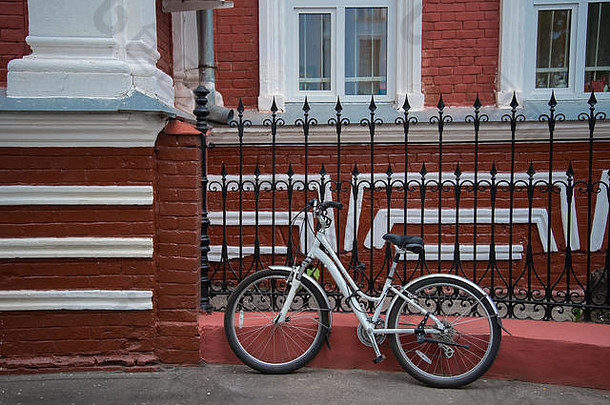 水平图片自行车红色的建筑