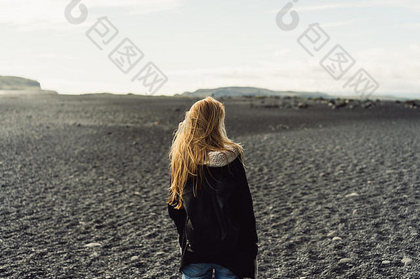 回来视图年轻的女人美丽的野生冰岛景观