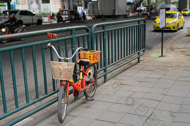 特写镜头自行车停车人行道上锁着的街障碍
