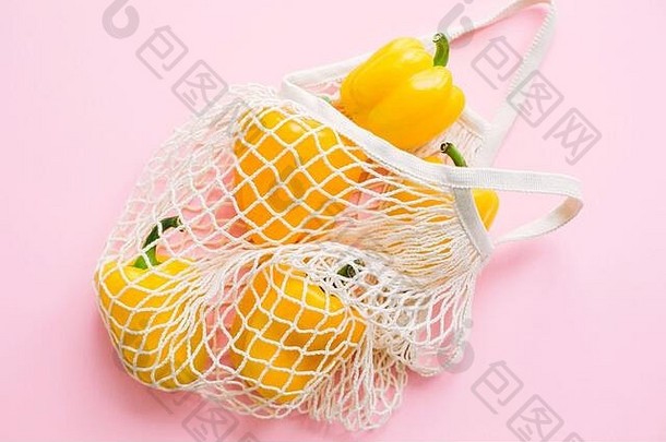 浪费购物塑料免费的贝尔辣椒可重用的手提包袋粉红色的背景平躺购物食品杂货在线订单新鲜的有机食物