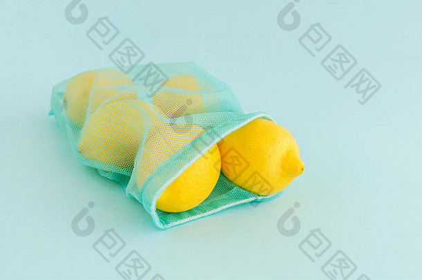可重用的袋柠檬蓝色的背景浪费塑料免费的购物概念