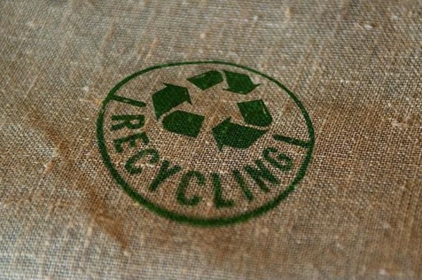 回收邮票印刷亚麻袋回收象征箭头可回收的材料环境保护地球安全概念