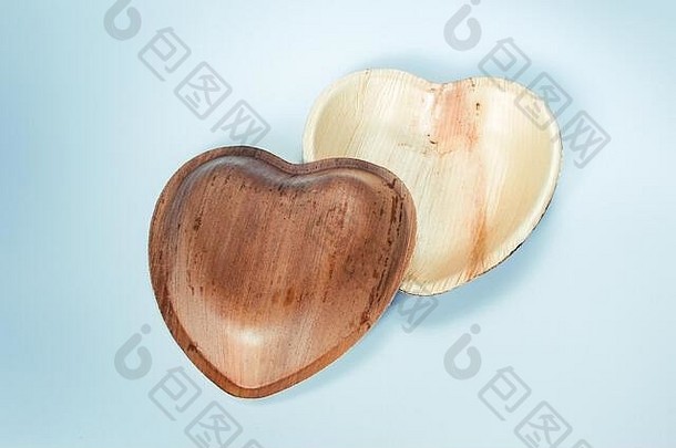 心形状的棕榈叶基于盘子白色背景