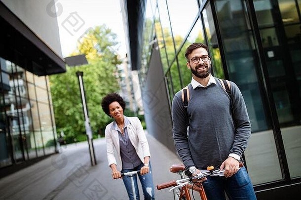快乐夫妇电踏板车自行车城市绿色生态能源概念发射