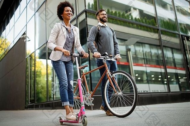 快乐夫妇电踏板车自行车城市绿色生态能源概念发射