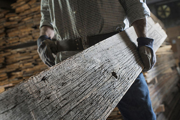 堆回收回收木材木板木<strong>环境</strong>男人。携带大板材成熟的饱经风霜的木