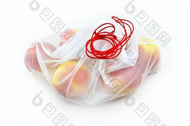 成熟的苹果包装白色可重用的网袋红色的字符串孤立的白色背景