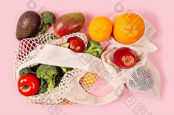 前视图网购物袋有机生态蔬菜粉红色的背景有爱心的环境拒绝塑料概念