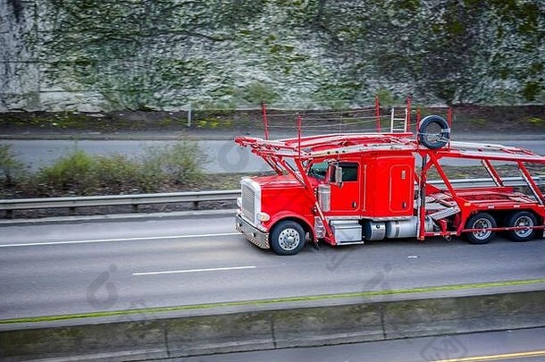 强大的经典大钻井平台明亮的红色的车搬运工半卡车生态友好的柴油引擎运输空水平半预告片运行