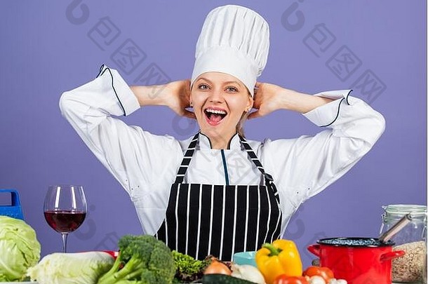 环保产品烹饪老板新鲜的美味的蔬菜烹饪烹饪新鲜的蔬菜快乐老板女人烹饪厨房专业