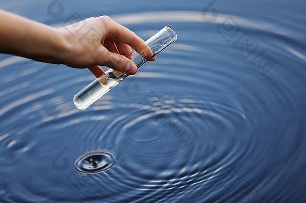 水样本手收集水探索概念水纯度分析环境生态水测试感染许可游泳